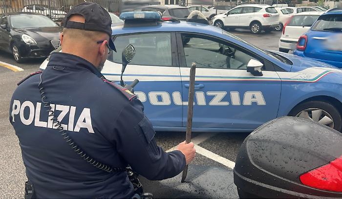 SI AGGIRANO TRA LE AUTO PARCHEGGIATE CON UN PALANCHINO - DUE GIOVANI PREGIUDICATI DENUNCIATI DALLA POLIZIA
