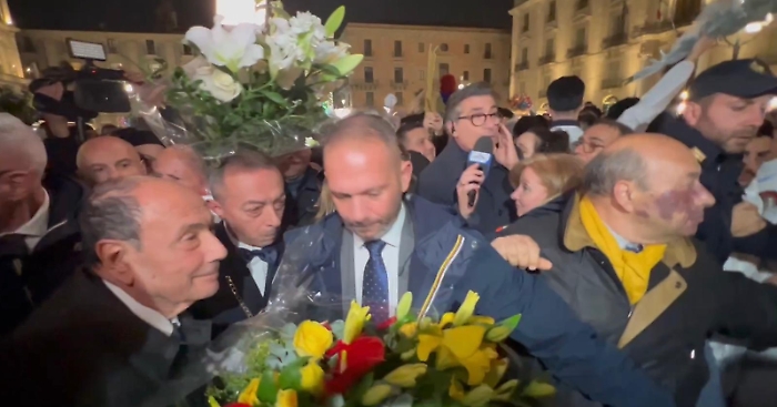 Schifani omaggio floreale Sant'Agata