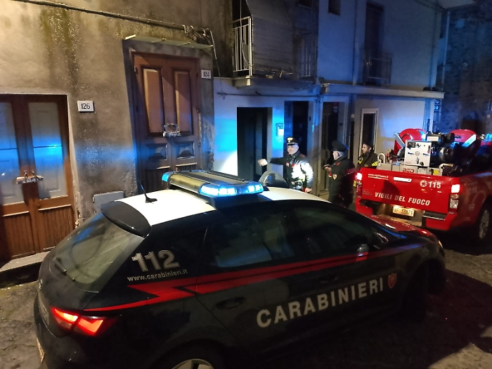 Carabinieri e vigili del fuoco a Bronte per incendio in un'abitazione