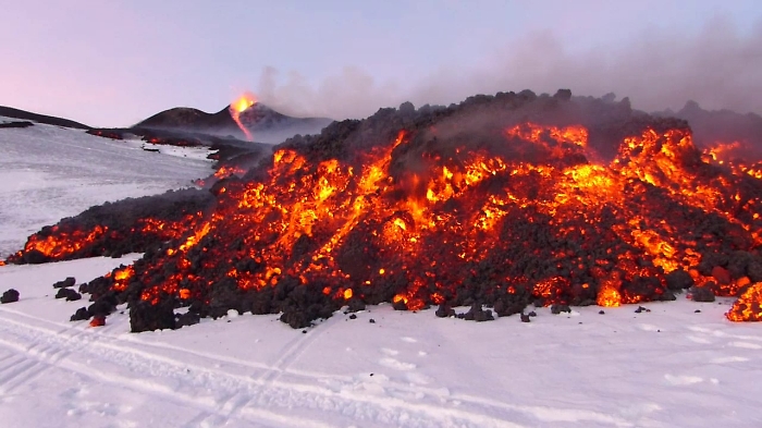 etna lava neve