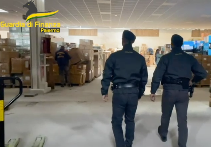 Gdf sequestra prodotti contraffatti in magazzino a Palermo
