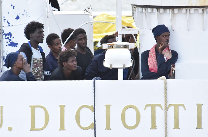 >>>ANSA/SUI MIGRANTI SALVINI SFIDA ANCHE IL COLLE, 'NON TEMO NESSUNO'