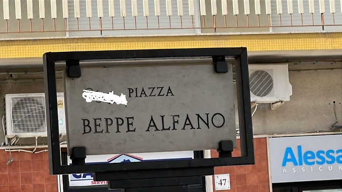Scritta volgare su tarda di una strada intitolata a Beppe Alfano