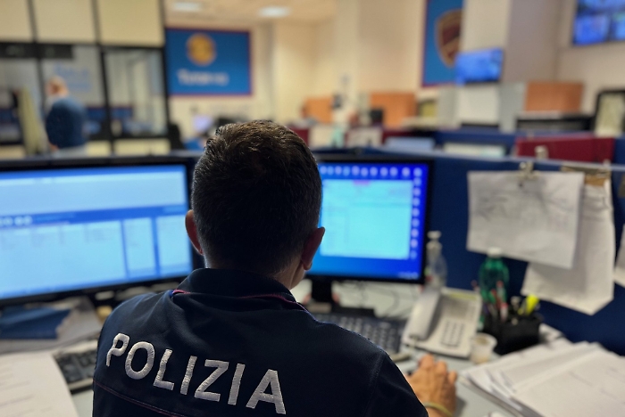 ALLO SPORTELLO PER TRE VOLTE CON DOCUMENTI FALSI PER OTTENERE CONTRIBUTI PUBBLICI DONNA ARRESTATA DALLA POLIZIA DI STATO