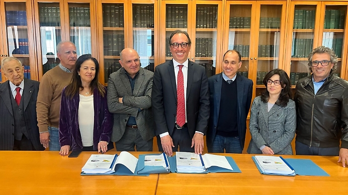 Aric&ograve; firma contratti di servizio tpl extraurbano