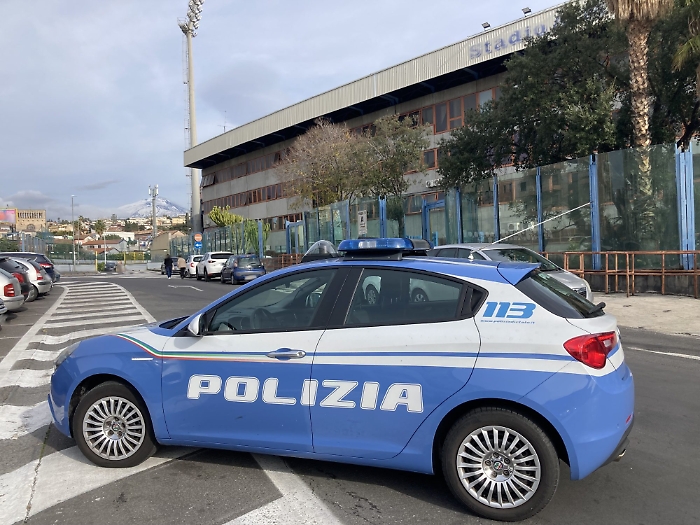 CON LA DROGA NEL SOTTOSTERZO DELL&rsquo;AUTO, PUSHER 22ENNE ARRESTATO DALLA POLIZIA DI STATO
