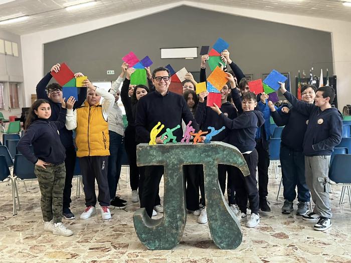 Il vicepreside Bellassai con gli alunni che hanno partecipato alla gara