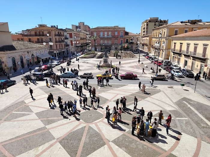 Le auto storiche in piazza del Popolo a Vittoria domenica scorsa