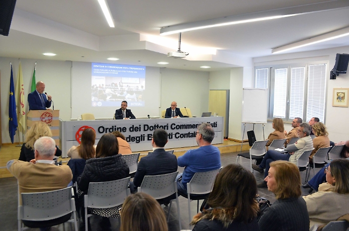 L'intervento del presidente Attinelli durante la fase iniziale del corso