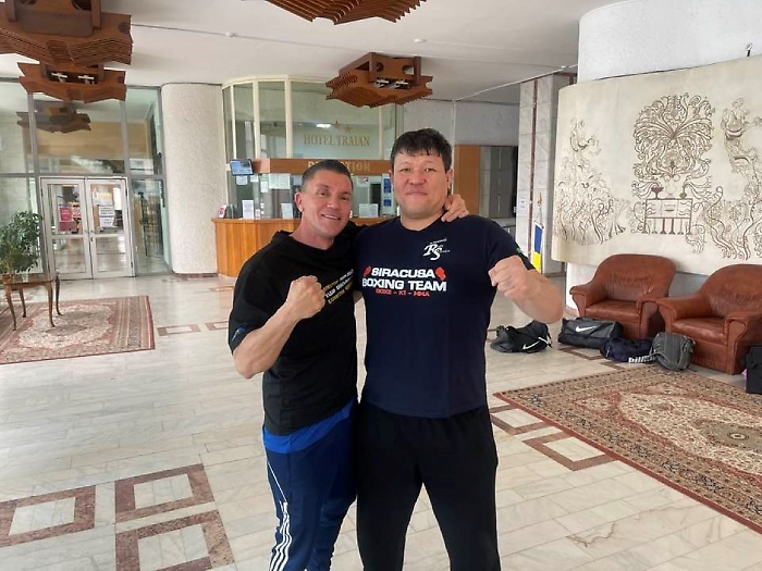 Nella foto il maestro Marco Acresti con il tecnico della nazionale del Kazakistan