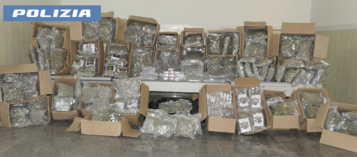 OPERAZIONE ANTIDROGA DELLA POLIZIA DI STATO, SEQUESTRATI CIRCA 250 KG DI MARJUANA E 34 KG DI HASHISH NASCOSTI IN UN CAMION TRA LA FRUTTA