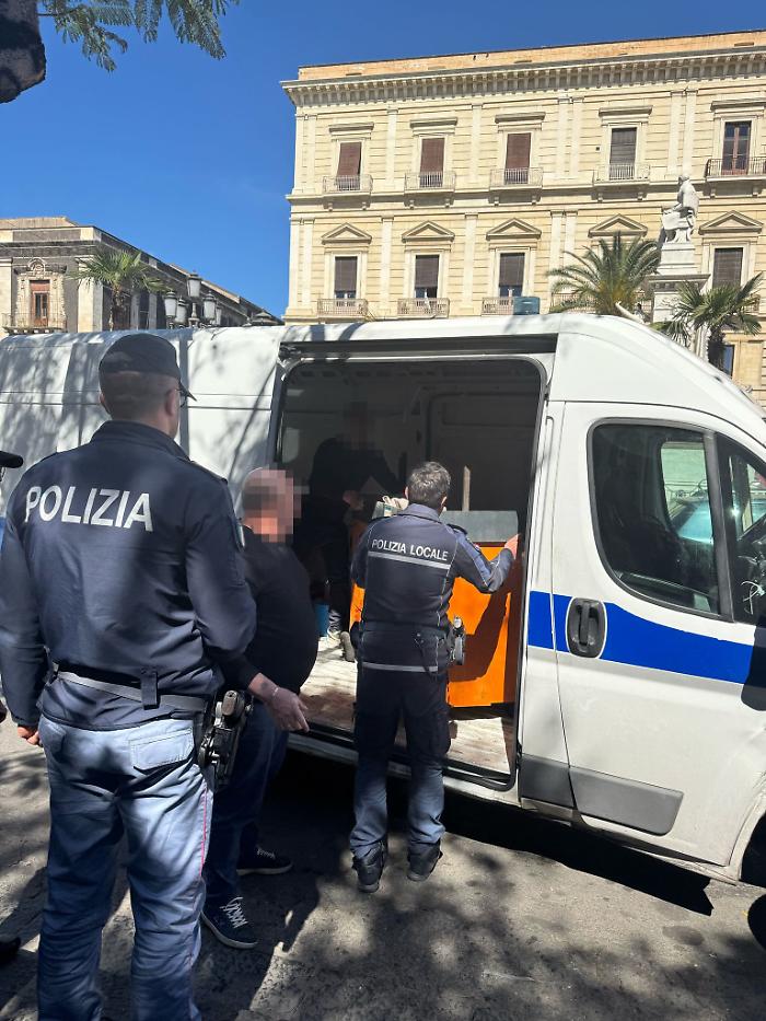 POLIZIA DI STATO E POLIZIA LOCALE SANZIONANO VENDITORE DI SPREMUTE D&rsquo;AGRUMI RECIDIVO GRAZIE AD UNA NUOVA SEGNALAZIONE TRAMITE APP &ldquo;YOUPOL&rdquo;. SEQUESTRATE ARANCE, CARRETTINO E SPREMIAGRUMI