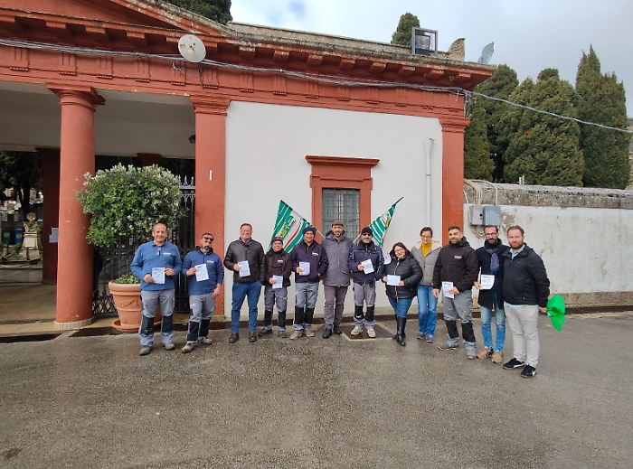 Sciopero servizi cimiteriali sit in di protesta dei lavoratori
