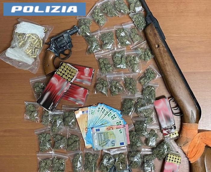 TROVATO CON 300 GRAMMI DI MARIJUANA DAVANTI AL SUPERMERCATO, PUSHER 17ENNE ARRESTATO DALLA POLIZIA DI STATO. IN CASA NASCONDEVA FUCILE, PISTOLA E 400 PROIETTILI