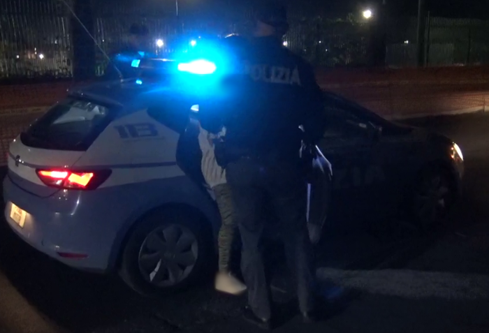 UBRIACO NEL PARCHEGGIO DEL FAST FOOD, DISTRUGGE LA SUA AUTO, RIFIUTA L&rsquo;ALCOLTEST E AGGREDISCE I POLIZIOTTI ARRESTATO DALLA POLIZIA DI STATO