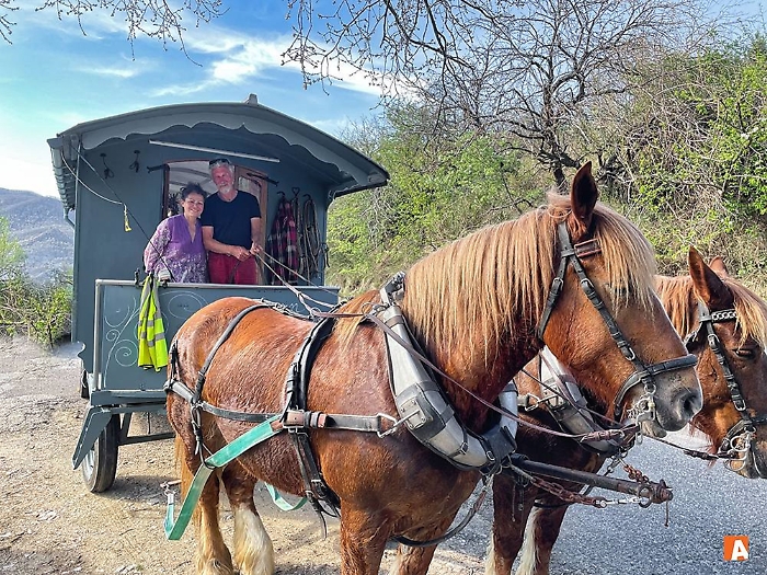 Coppia bretone in viaggio con la carrozza