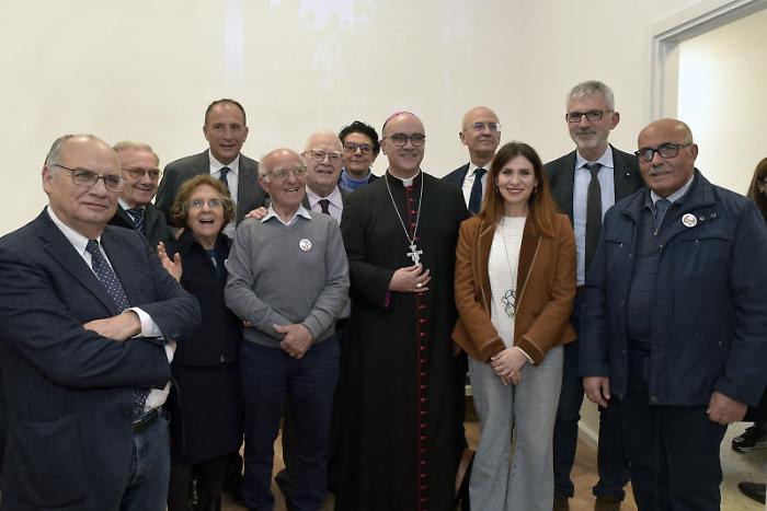 i dirigenti del CMSN San martino, con il vescovo Giuseppe La Placa, il sindaco Giuseppe Cassì, gli assessori, i deputati