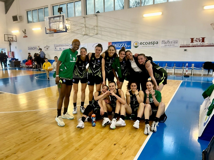 la Passalacqua festeggia a Roseto