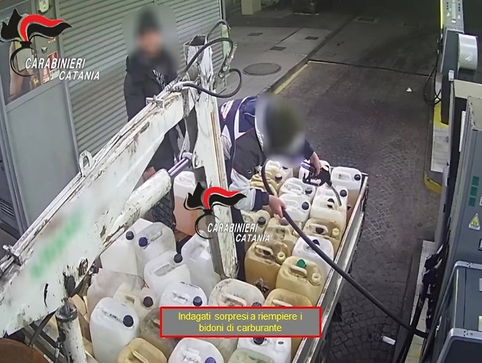 Rubavano e clonavano carte di pagamento per prelevare gasolio da rivendere in nero: 3 arrestati e 16 indagati