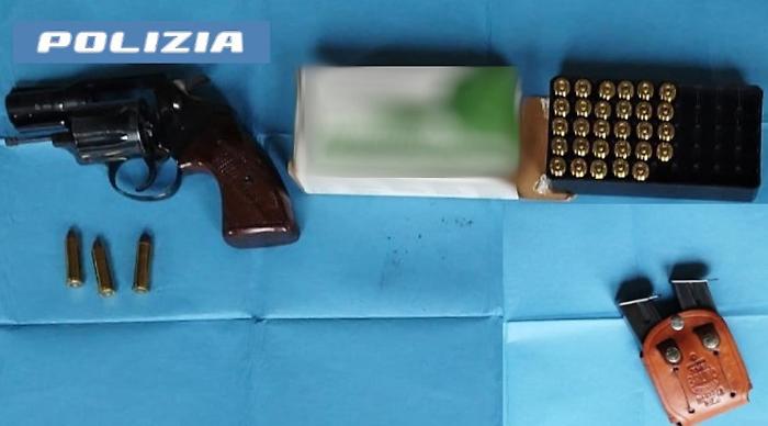 Revolver e cartucce sequestrati a Librino