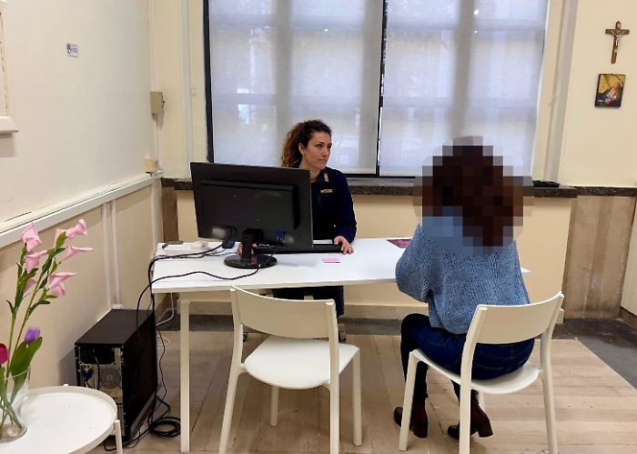 32ENNE PICCHIATA DAL COMPAGNO PER UNA BANALE LITE LA POLIZIA DI STATO LO ALLONTANA D&rsquo;URGENZA E LO DENUNCIA PER MALTRATTAMENTI IN FAMIGLIA