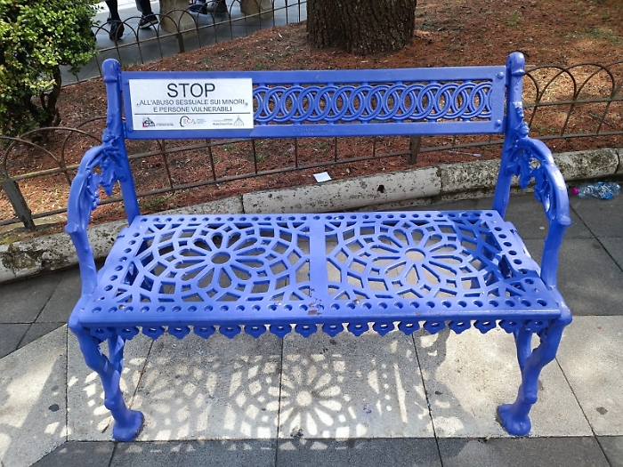 Panchina viola contro abusi clericali a Enna