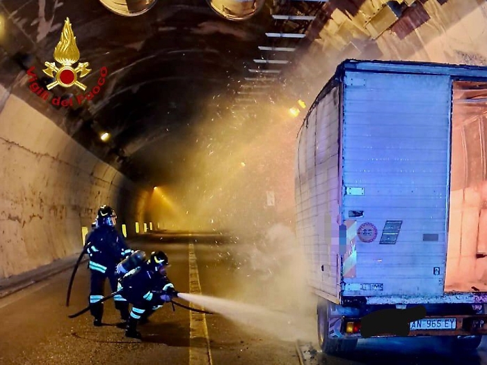Furgone in fiamme sulla A20