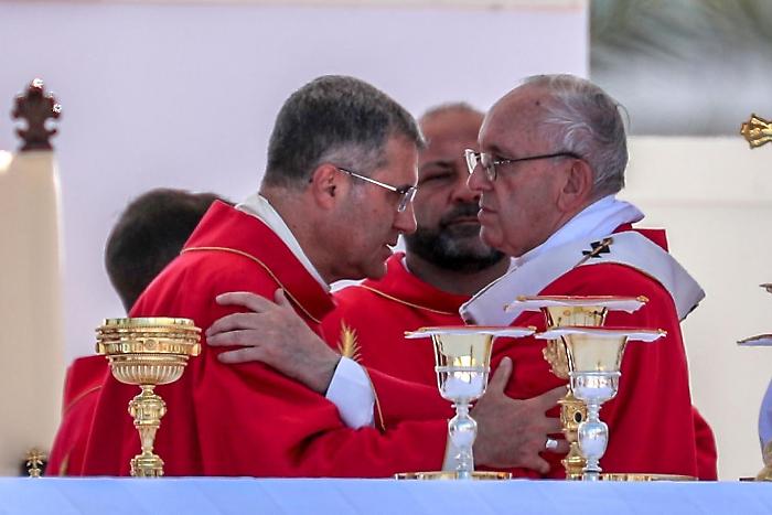 Papa: oltre 100 mila persone alla messa a Palermo
