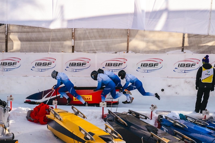 Artuso in azione con il bob a quatro azzurro