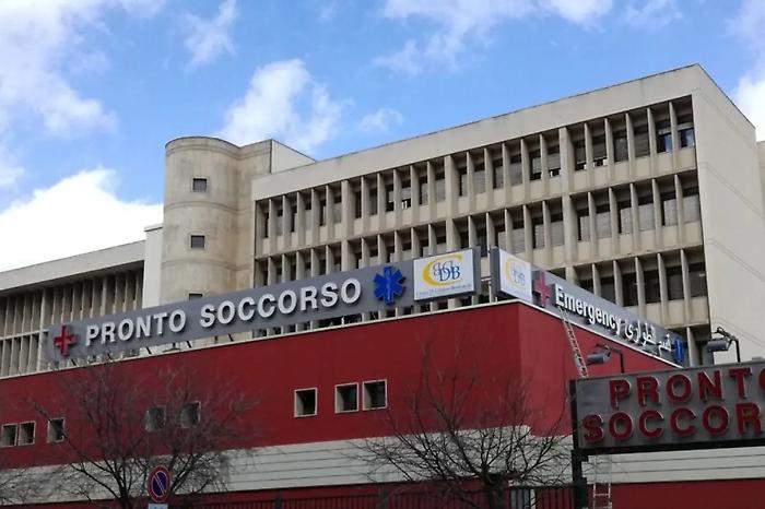 Follia al pronto soccorso dell'ospedale Civico di Palermo: paziente devasta il triage e aggredisce un infermiere