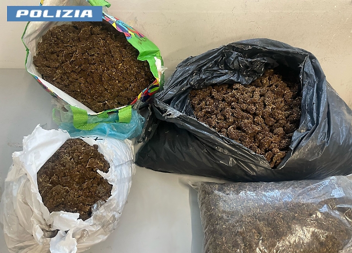 DUE SACCHI PIENI DI DROGA LASCIATI IN UN&rsquo;AREA ABBANDONATA DI UN EDIFICIO DEL CENTRO, LA POLIZIA DI STATO SEQUESTRA 12 CHILI DI MARIJUANA