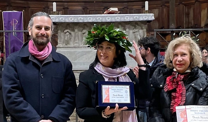 Daniela Mirisola premiata dagli organizzatori del concorso l'Alloro di Dante