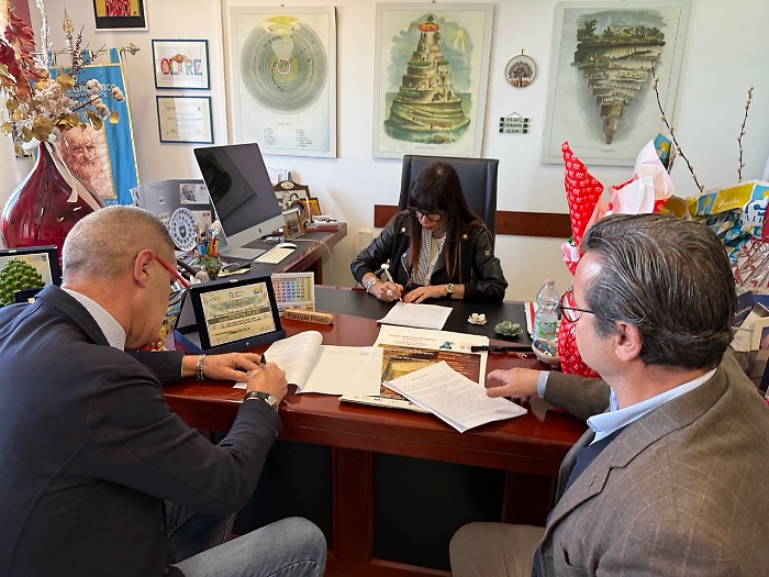 Il presidente Patti e la dirigente Pilato firmano il protocollo d'intesaIMG_7095 - dimensioni grandi