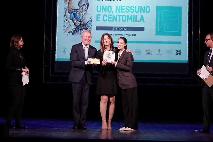 Il sindaco Micciche premia La prof. Valentina Mattaliano e la studentessa Giorgia Tarar&agrave;