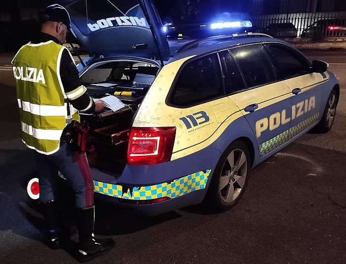 LANCIA LECCA-LECCA PER SIMULARE UN DANNO ALL&rsquo;AUTO, LA POLIZIA DI STATO SCOPRE LA BIZZARRA TECNICA ATTUATA PER LA &ldquo;TRUFFA DELLO SPECCHIETTO&rdquo;