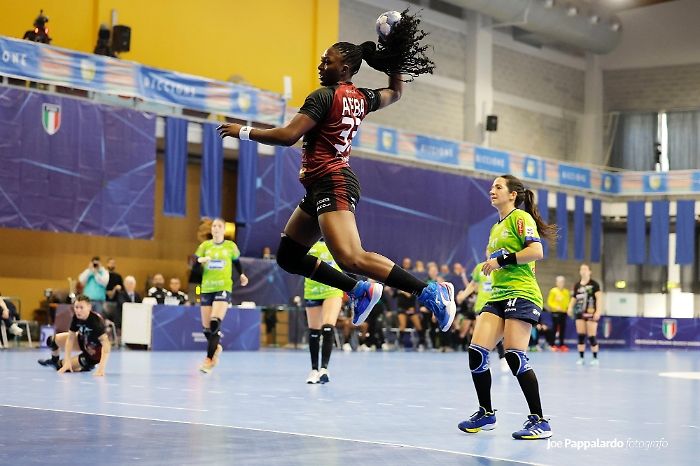 Laeticia Ateba bomber dell'Handball Etice