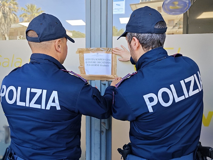 MINORI ALL&rsquo;INTERNO DI UN CENTRO DI RACCOLTA SCOMMESSE AD ACIREALE. LA POLIZIA DI STATO NOTIFICA AL TITOLARE LA SOSPENSIONE DELLA LICENZA PER 10 GIORNI.