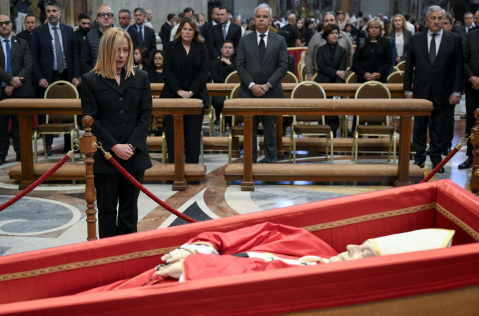 Giorgia Meloni davanti al feretro del Papa