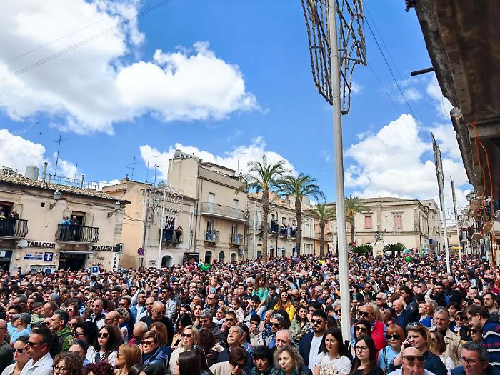 Piazza gremita di fedeli 2025