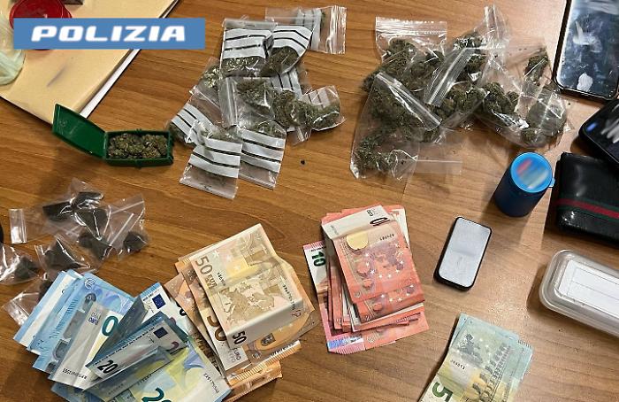 SORPRESI CON MARIJUANA E HASHISH IN AUTO, FERMATA DALLA POLIZIA DI STATO L&rsquo;ATTIVITA&rsquo; DI SPACCIO DI DUE GIOVANI PUSHER