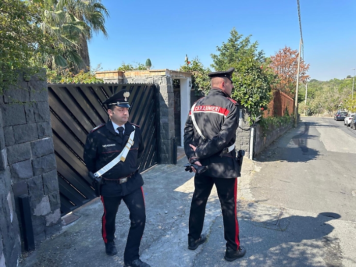 Villa a San Gregorio con carabinieri