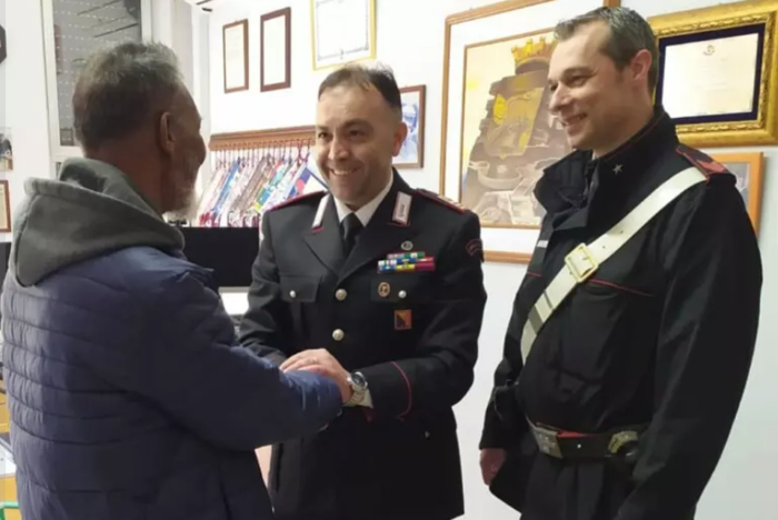 Rubano cellullare ad extracomunitario: lo ricomprano i carabinieri