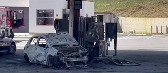 Auto con donna morta carbonizzata