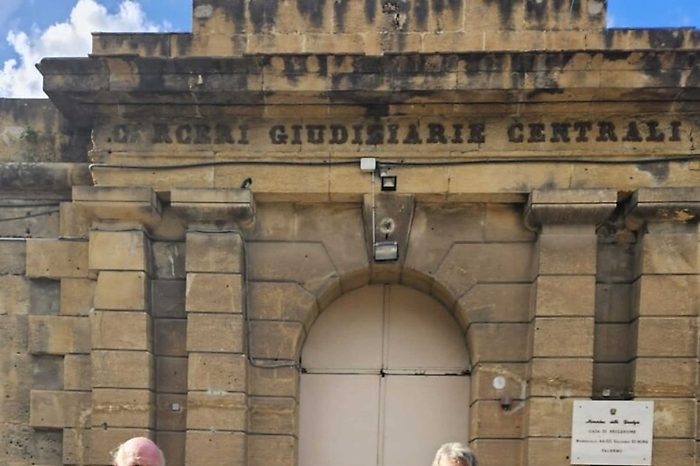 5c7c181cd8eb1650b13e121b82a6b8ac