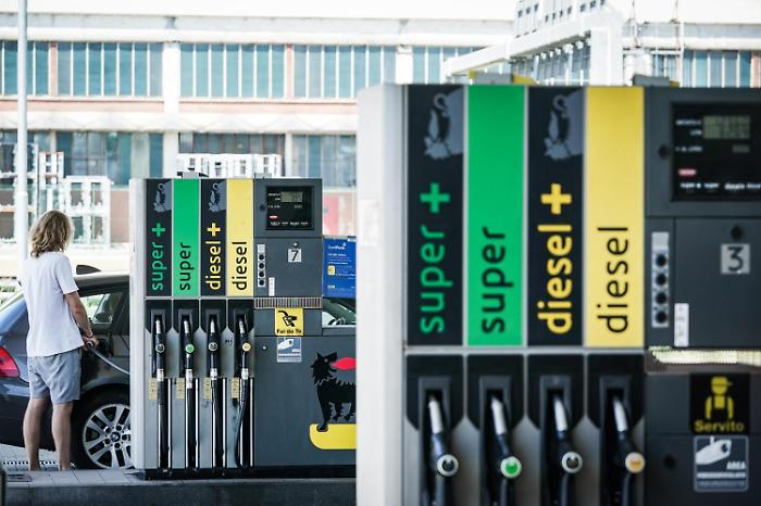 Scatta il riordino delle accise sui carburanti: diesel pi&ugrave; caro, cala un po' la benzina