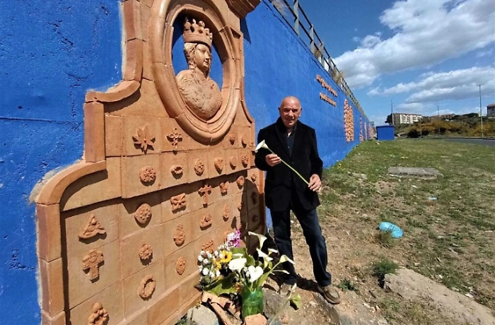 Antonio Presti con i fiori a Librino