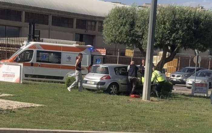Auto contro palo