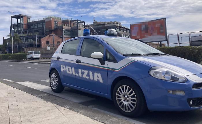 COMPIE ATTI OSCENI DAVANTI AD UNA DONNA E LA INSEGUE IN STRADA, PREGIUDICATO GAMBIATO ARRESTATO DALLA POLIZIA. (1)