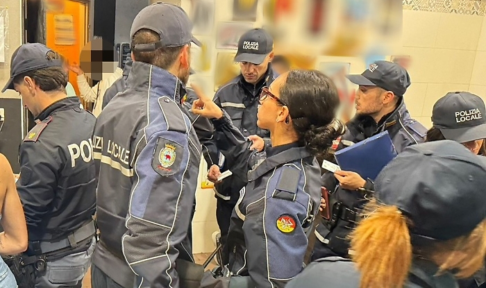 CONTROLLI DELLA POLIZIA DI STATO IN UN LOCALE DEL CENTRO 2