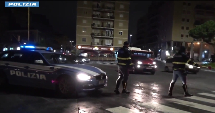 CORSE TURISTICHE CON TAXI ABUSIVI, LA POLIZIA DI STATO SANZIONA 4 FINTI TASSISTI. RITIRATE LE PATENTI E SEQUESTRATI I MEZZI